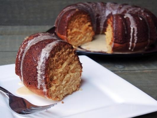 gâteau de lait de poule de vacances avec glaçage de lait de poule et de rhum