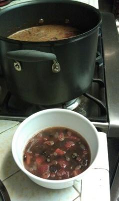 soupe de haricots noirs et de poivrons rouges grillés