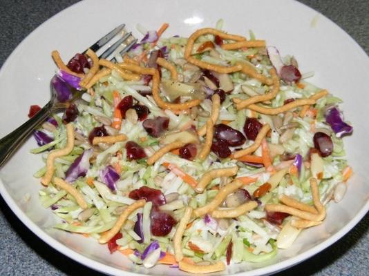 brocoli asiatique (ou chou) salade de chou salée avec vinaigrette maison