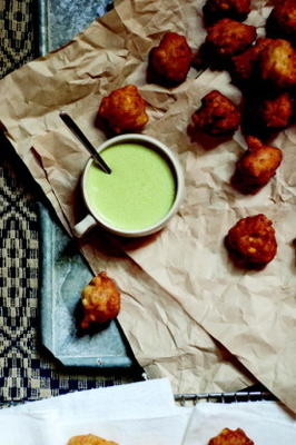 beignets de maïs avec trempette au babeurre au chili vert