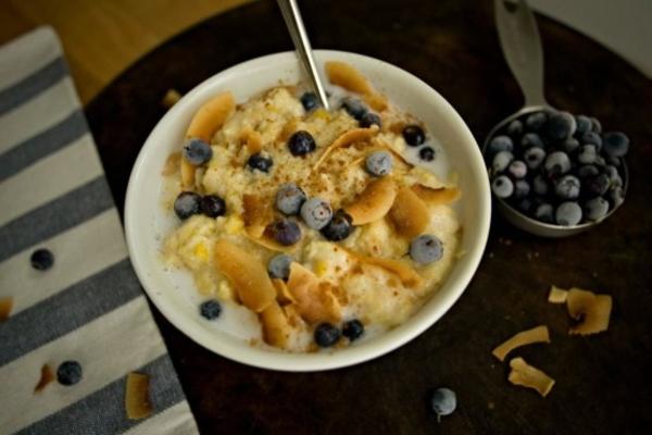 polenta aux bleuets avec noix de coco grillée