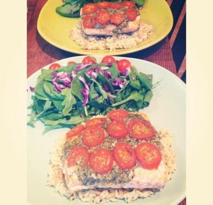 saumon cuit au four avec pesto au basilic et tomates