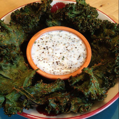 chips de chou frisé avec trempette de kéfir dans un ranch