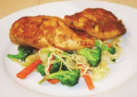 poulet à l'ail juteux rapide et facile avec un sauté de légumes