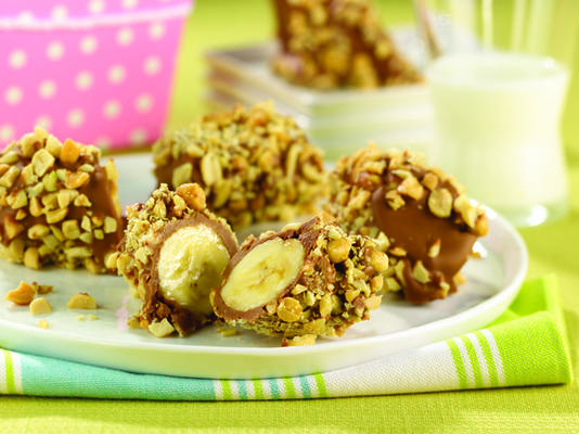 Bouchées de banane au beurre d'arachide trempées dans du chocolat et congelées
