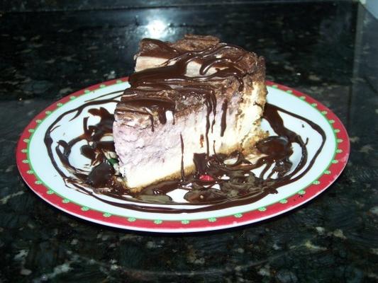 Cheesecake framboise / mûre avec coquille de ganache au chocolat