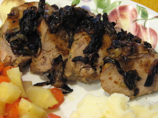 longe de porc rôtie avec oignons noircis et sauce noire