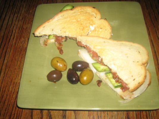 sandwich au bacon, concombre et tomates anciennes avec mayo aux herbes