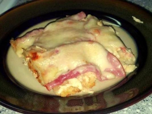 casserole traditionnelle de poulet bleu cordon profond de croissant de plat