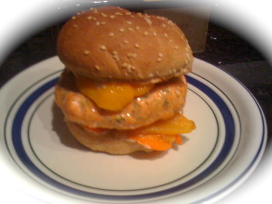 burger au saumon avec poivrons rôtis et sauce aïoli au citron.