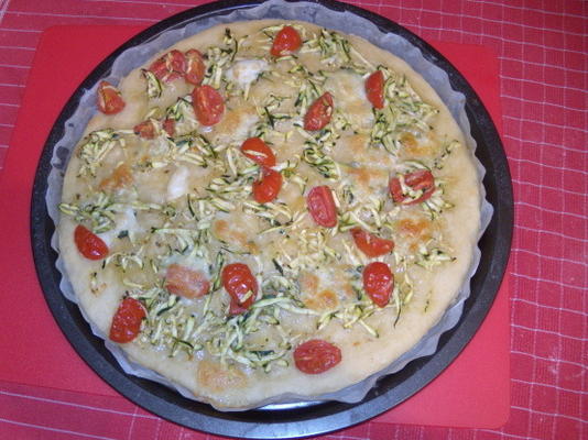 pizza italienne aux courgettes, tomates cerises et fromage mozzarella