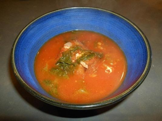 soupe épicée à la tomate et aux haricots avec légumes verts et pain à l'ail