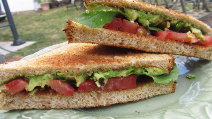 sandwichs avocat et tomates au myrte et au poivre