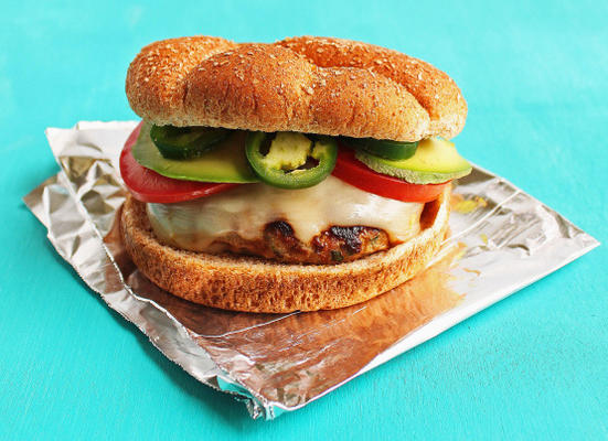 burgers de dinde à la coriandre avec du fromage au poivre et à l'avocat