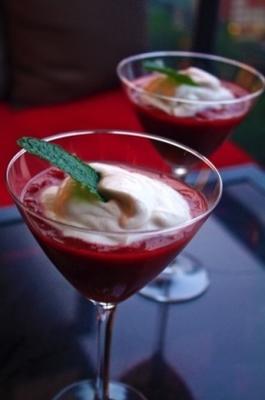 compote de fraises et rhubarbe avec une crème de noix de coco à la gousse de vanille