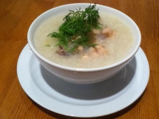 soupe de riz avec des cubes de poulet