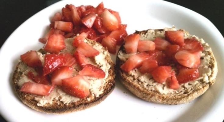 beurre de noix de cajou et fraise garni de muffin anglais