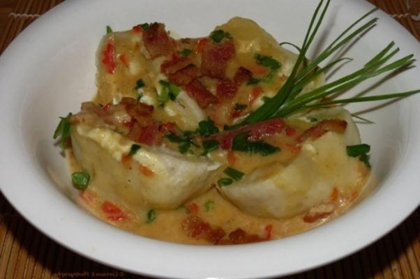 Boulettes de pomme de terre au fromage de chèvre et aux épinards avec sauce au bacon