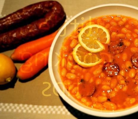 délicieuse soupe aux haricots avec saucisse épicée