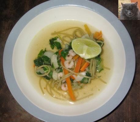 soupe de nouilles thaïlandaise aux légumes et aux crevettes