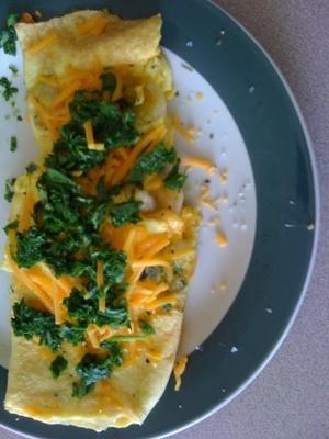 omelette aux crevettes, aux épinards et au cheddar.