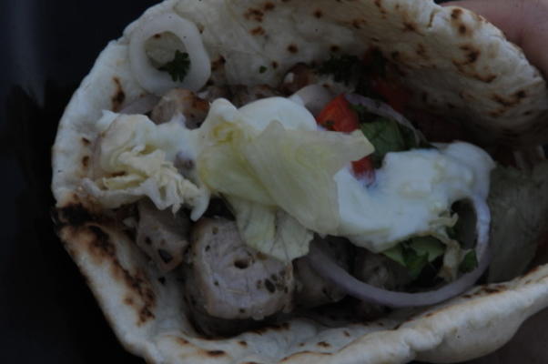 akrotiri: souvlaki de porc chypriote avec tzatziki