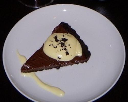 tarte au chocolat noir avec bacon et crème pâtissière aux amandes fouettées