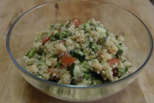 salade de légumes et de quinoa