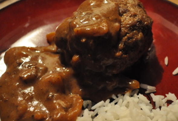 boulettes de viande allemandes avec sauce au poivron - hackfleisch kuechle