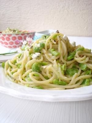 spaghettis aux fèves jeunes et au fromage de chèvre