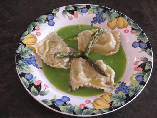 ravioli di ricotta et asperges avec salsa di piselli