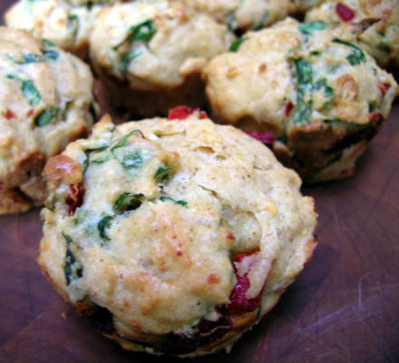 muffins aux épinards, à la feta et aux poivrons rouges rôtis