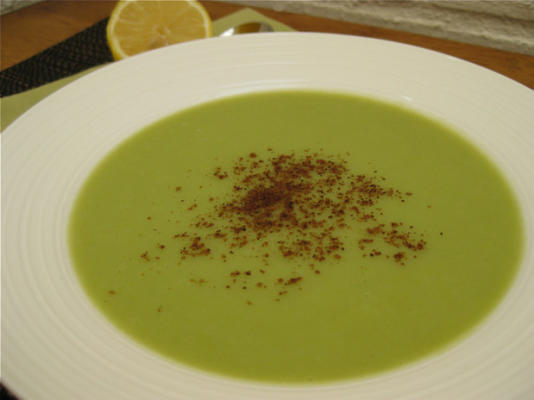 soupe végétalienne d'asperges au citron