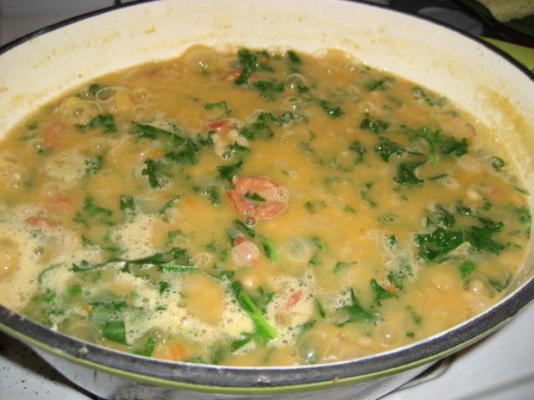 soupe de haricots et de chou frisé à la portugaise