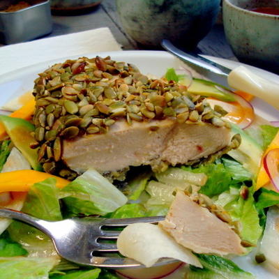 Salade de poulet en croûte de pepita avec vinaigrette adobo douce