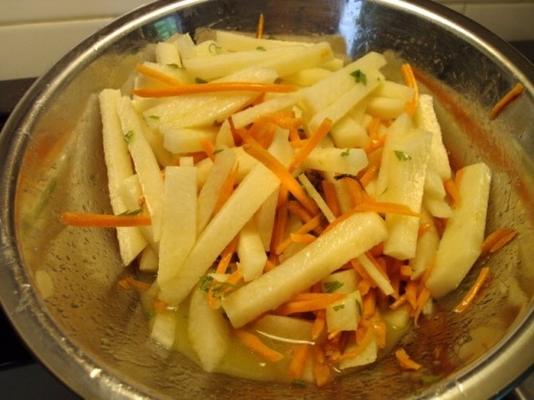 salade de jicama avec des lambeaux de carottes et une vinaigrette aux agrumes