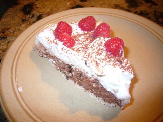 pavlova au chocolat avec framboises et crème