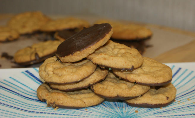 biscuits au beurre d'arachide sans gluten trempés dans du chocolat