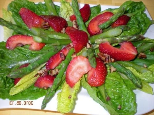 salade d'asperges et de fraises marinées
