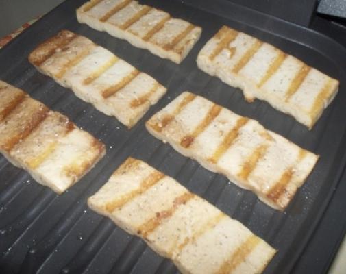 morceaux de tofu grillés ou tranches de sandwichs faciles à préparer, comme 1-2-3