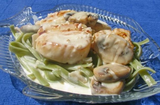 coquilles Saint-Jacques à la crème avec fettuccine aux épinards