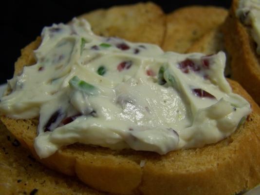 crostini à l'ail avec fromage à la crème, canneberges et oignons