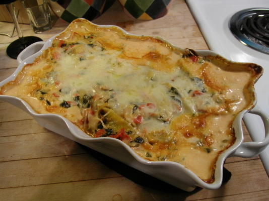 coquilles fourrées à la saucisse et aux épinards dans une sauce à la crème de tomates et basilic
