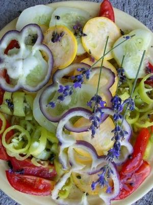 plateau de légumes avec vinaigrette à la lavande