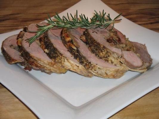 gigot d'agneau farci aux tomates séchées et aux herbes