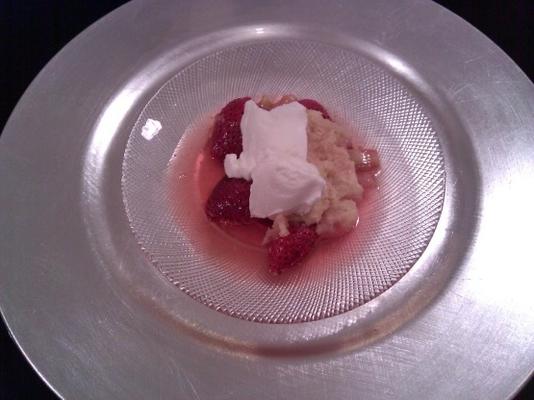 Rhubarbe à l'éponge et fraises au yaourt au lait de brebis