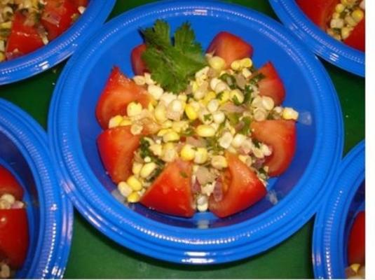 salade d'été aux tomates avec salsa au maïs