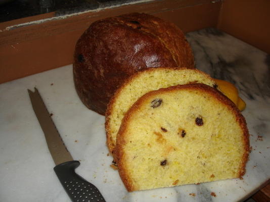 b. pain de Pâques de voycheshin avec safran et raisins secs