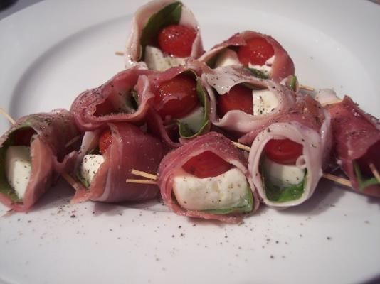 mozzarella et basilic enveloppés de prosciutto