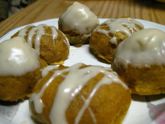 biscuits citrouilles aux noix avec glaçage au fromage à la crème au caramel